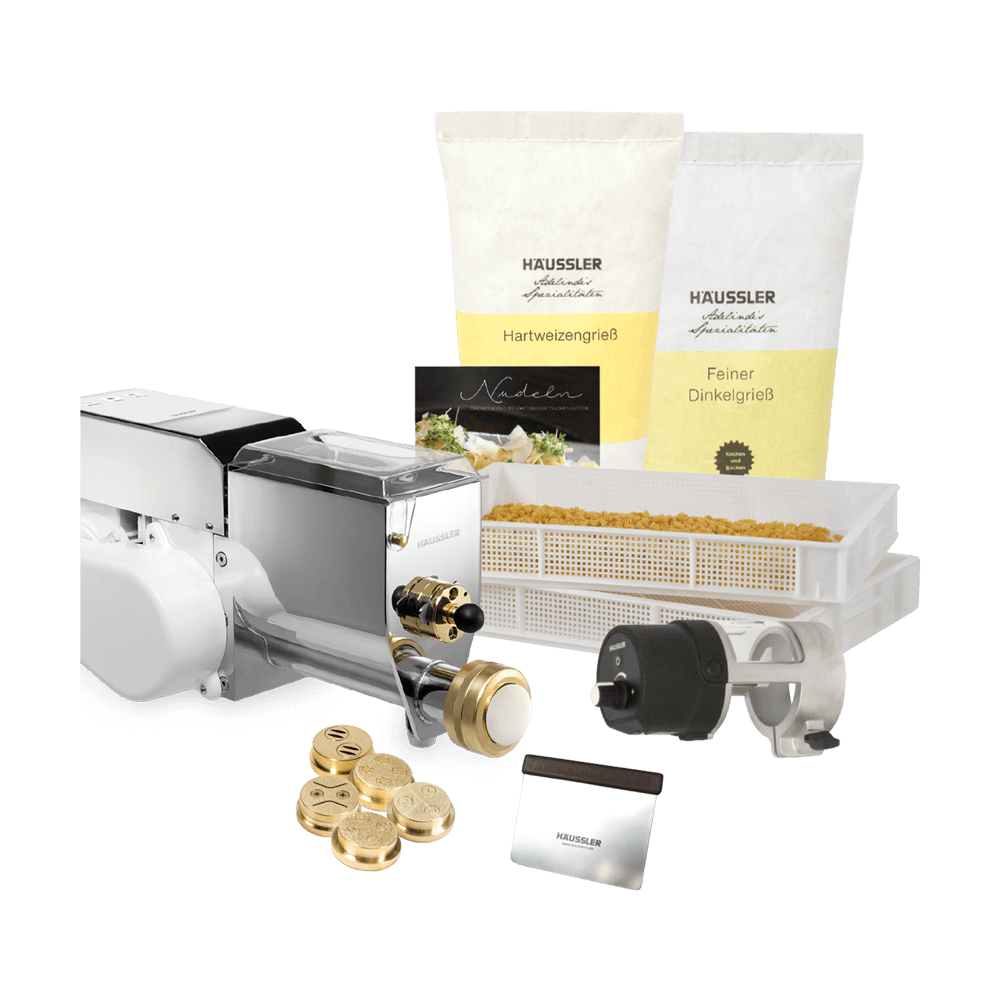 Comfort Paket PN 100 Nudel Comfortpaket mit Nudelmaschine, Nudelhorden, Hartweizegrieß, Matrizen, Buch und Teigabstecher ohne Hintergrund.