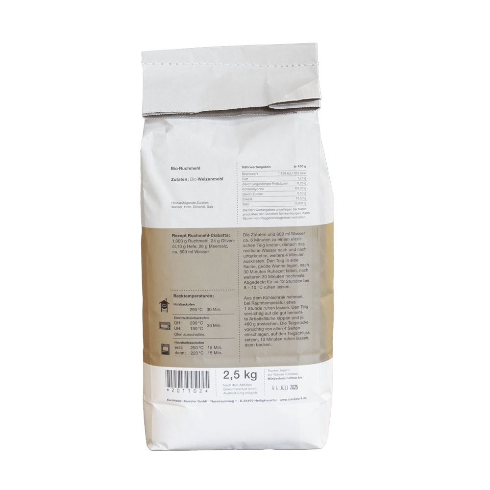 2,5 Kilogramm Packung mit Bio-Ruchmehl. Die Verpackung ist oben und unten weiß und in der Mitte braun. Das Bild zeigt die Rückseite der Verpackung mit Nährstoffangabe und Rezeptempfehlung.