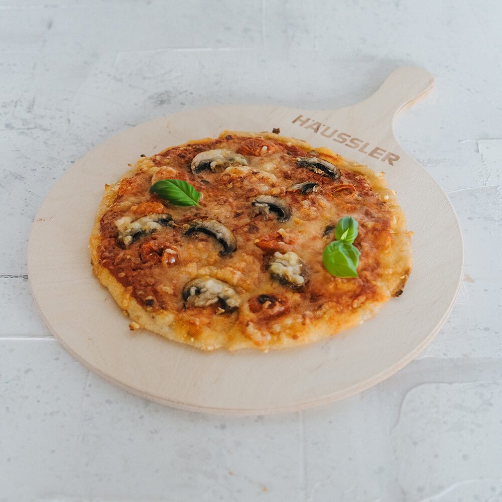 glutenfreie Pizza auf einem Holzbrett