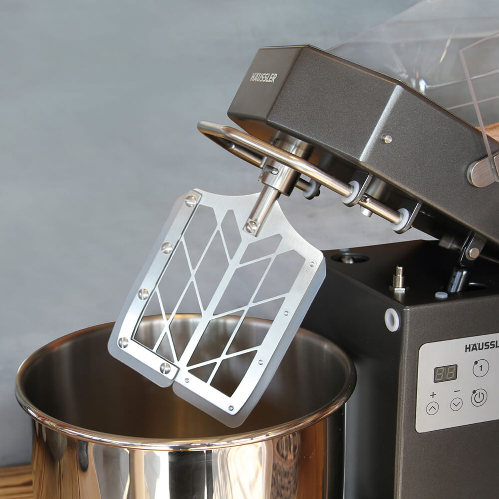 Rührpaddel in der Teigknetmaschine eingesetzt. 