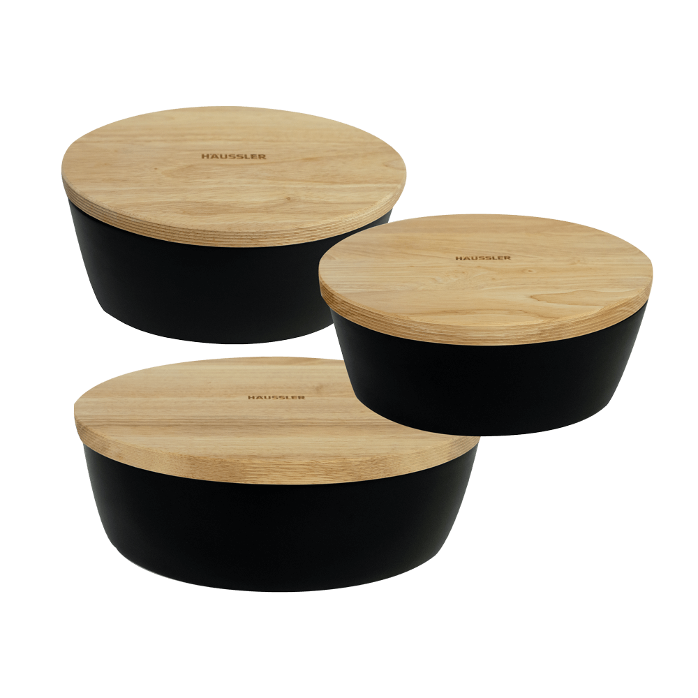 Schwarze Brottöpfe in drei verschiedenen Größen