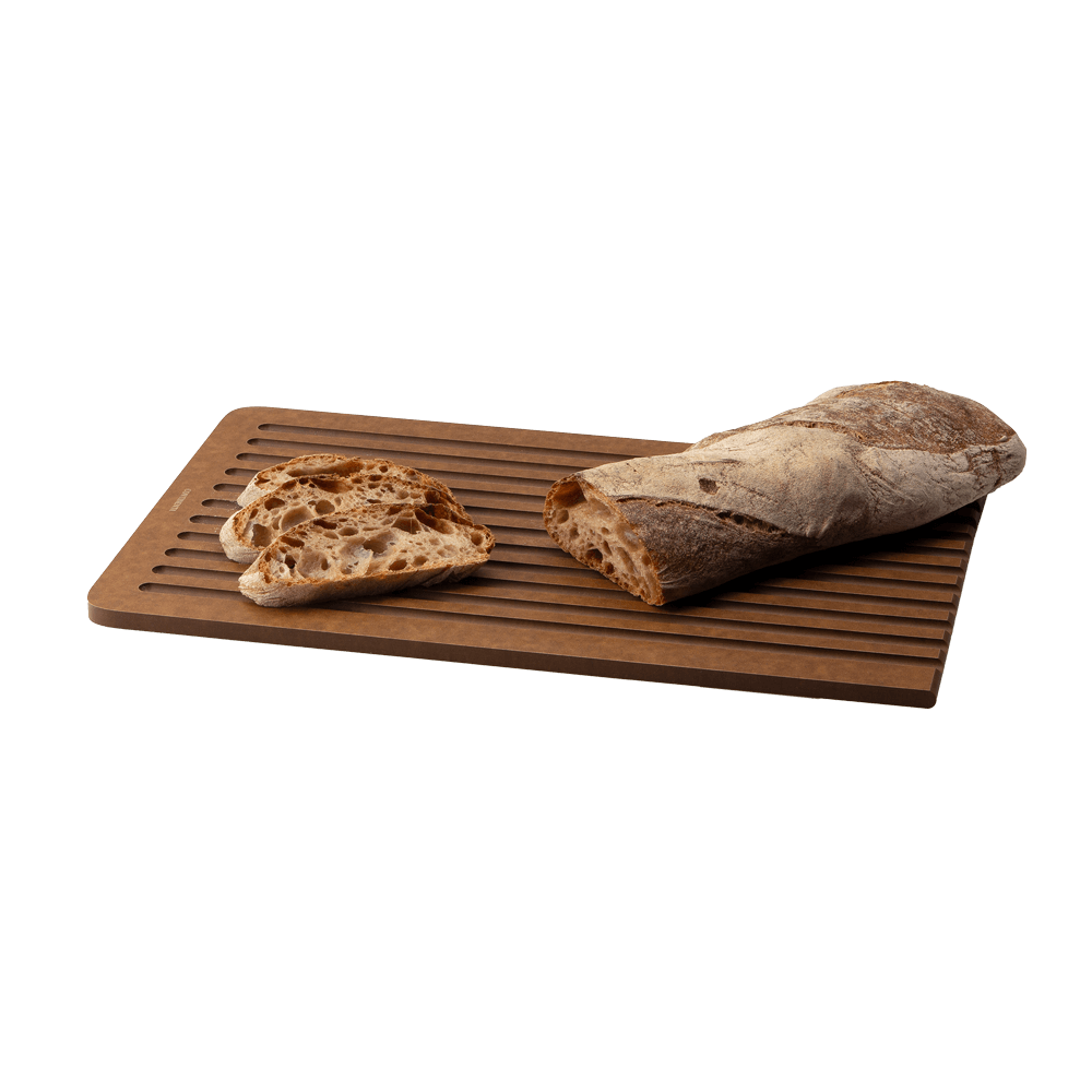 Brotschneidebrett Duracore Brotschneidebrett, auf welchem ein frisch gebackenes Brot liegt, ohne Hintergrund.