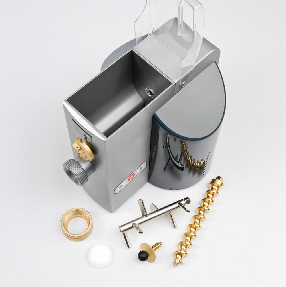 Nudelmaschine Emma aus Edelstahl. Neben der Nudelmaschine liegt eine Mischwelle und eine Pressschnecke