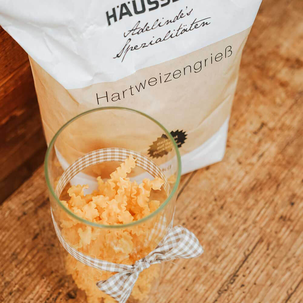 Mit dem Hartweizengrieß die perfekten Nudeln mit guten Biss herstellen Nudeln mit Hartweizengrieß Packung auf der Arbeitsfläche