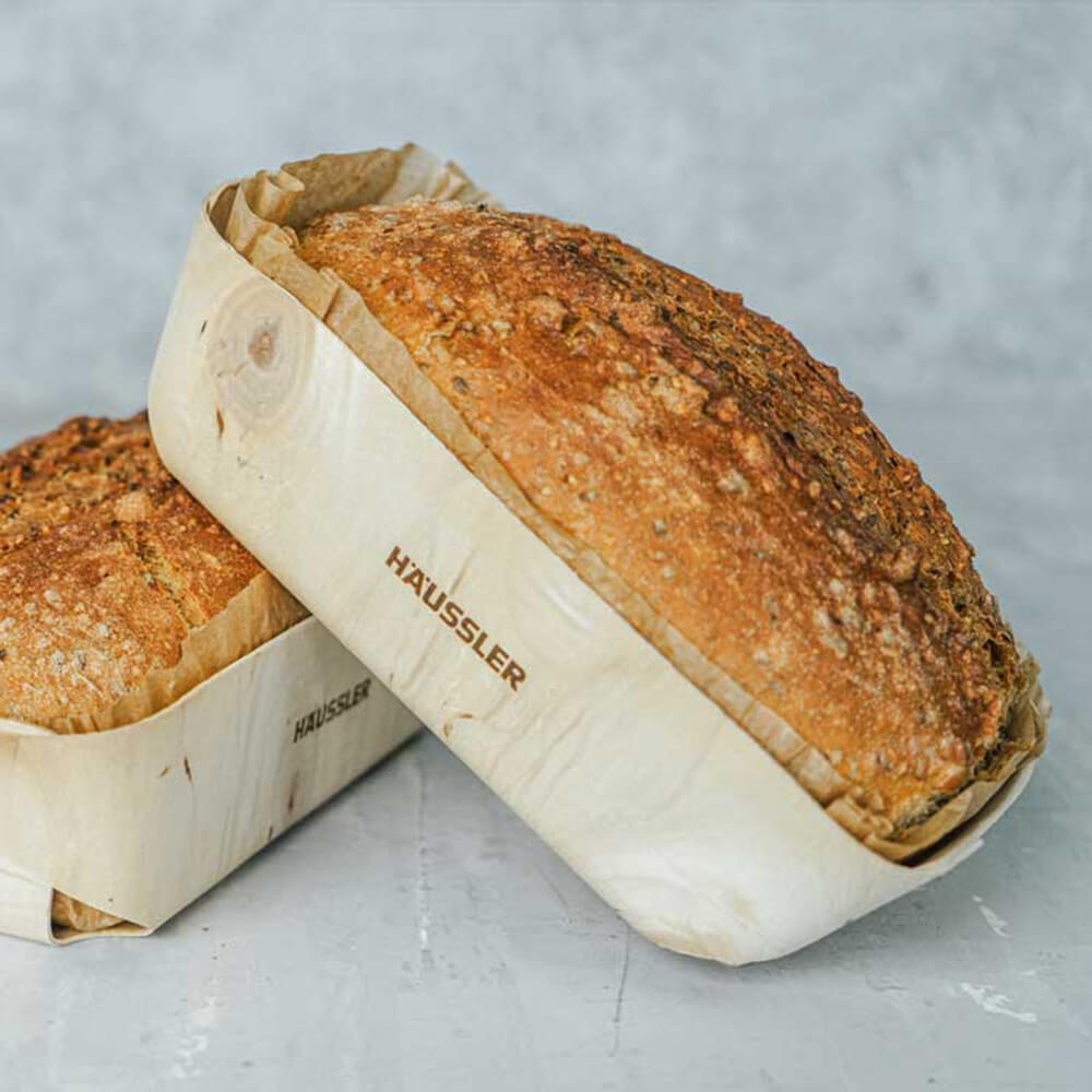 Goldbraun gebackenes Dinkel-Saaten-Brot in der Holzbackform 