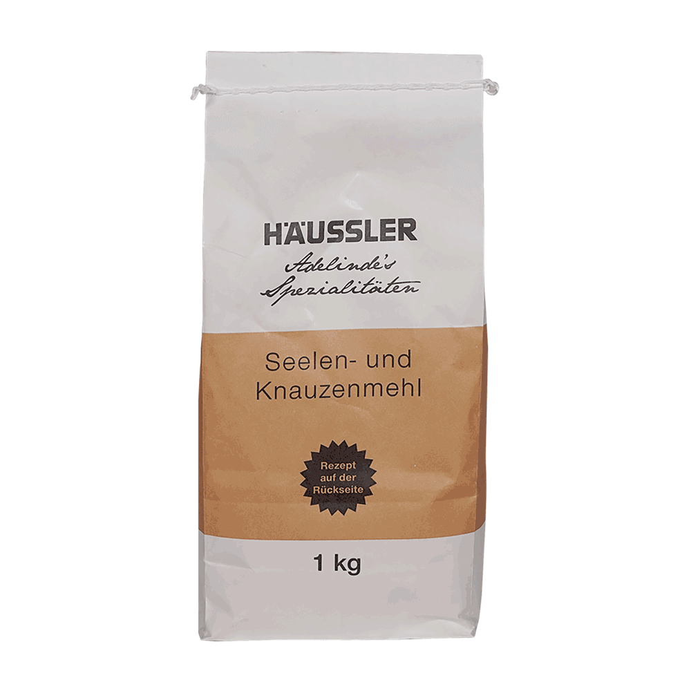 Seelen- und Knauzenmehl in einer 1 kg- Papierverpackung mit orangerBanderole ohne Hintergrund