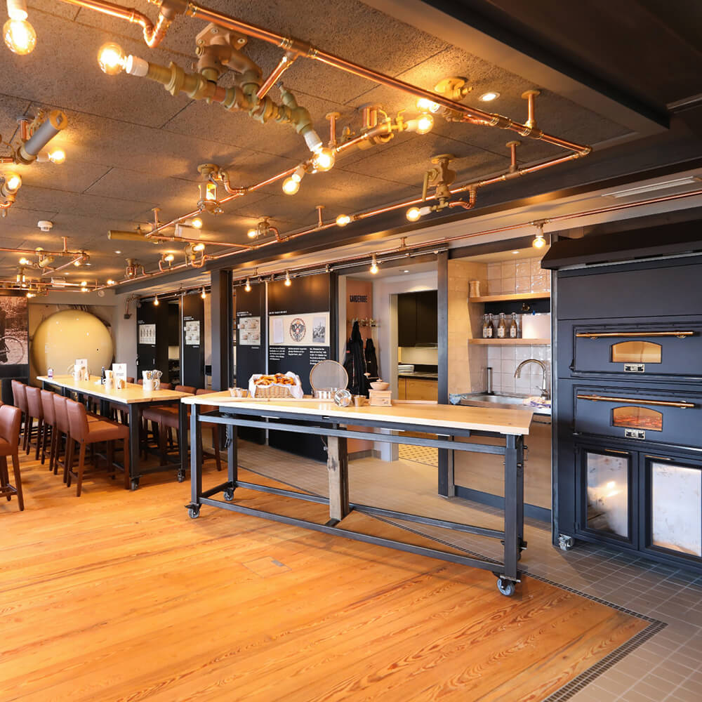 Seminarraum mit Häussler Elektro-Steinbackofen Arbeitsfläche mit Häussler Elektro-Steinbackofen