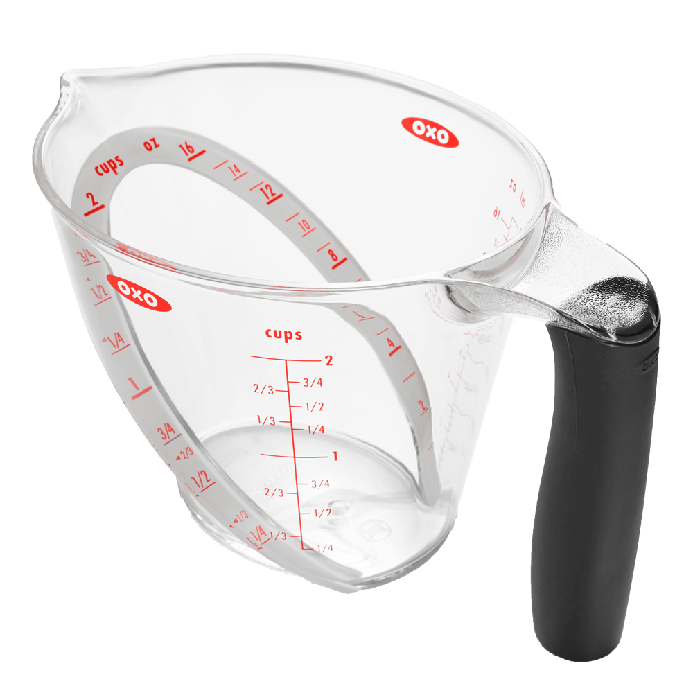 Messbecher mit schwarzem Griff. Die Skala ist in roter Schrift aufgedruckt. Der Messbecher ist von der Seite zu sehen.