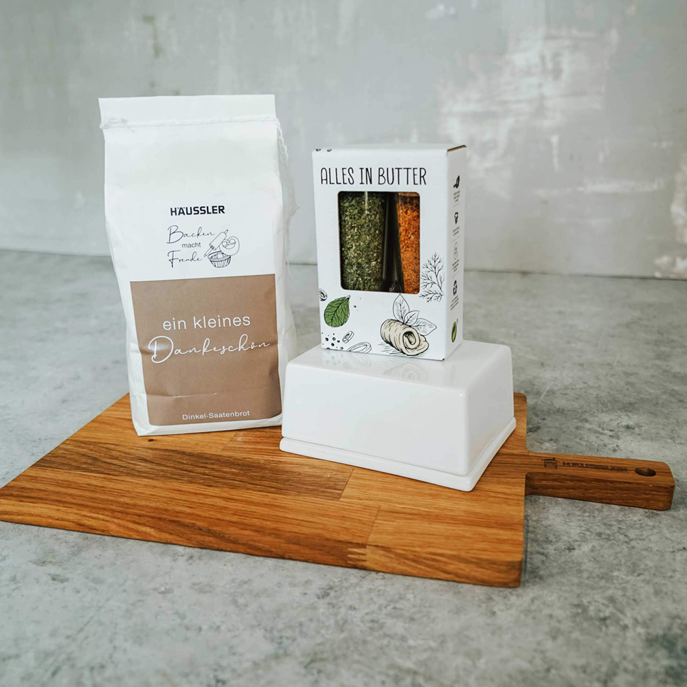 Geschenk-Set zum Verschenken und direkt los backen! Geschenk-Set mit Mehlmischung, Buttergwürzmischungen, Butterdose und Servierbrett.