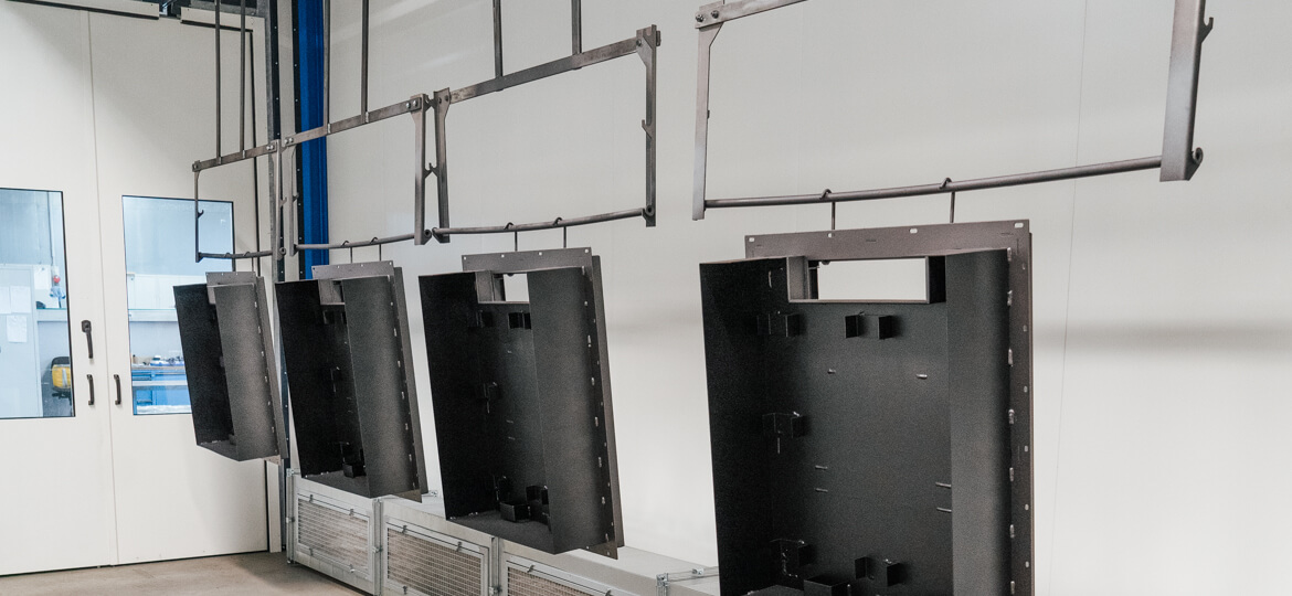 Lackierte Ofenbauteile Mehrere lackierte Ofenbauteile warten in der Trocknung auf die Weriterverarbeitung