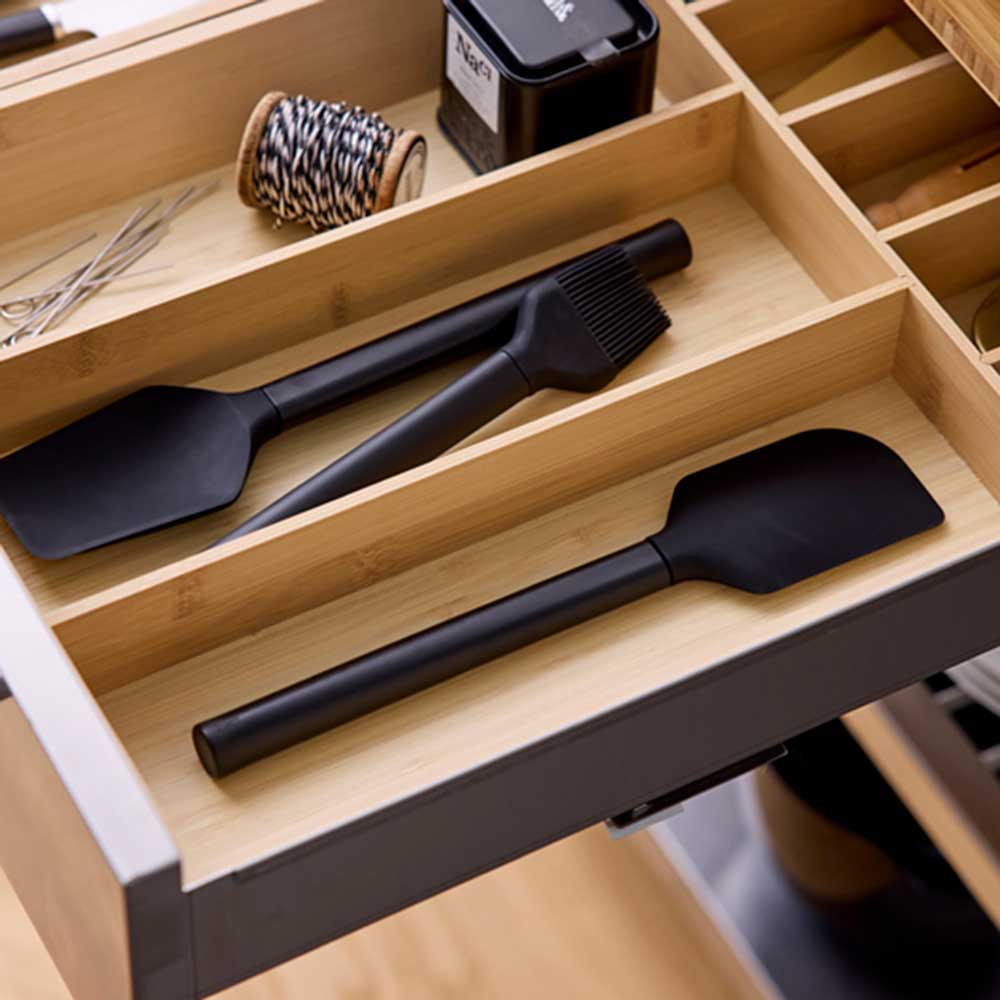 Hochwertige Küchenutensilien Teigschaberlöffel, Teigschaber und Backpinel in einer Schublade