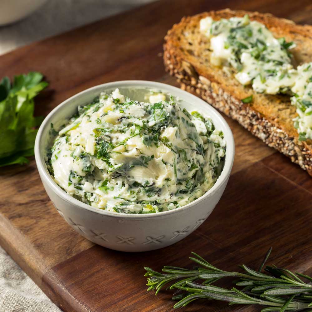 Kräuterbutter in der Schüssel 