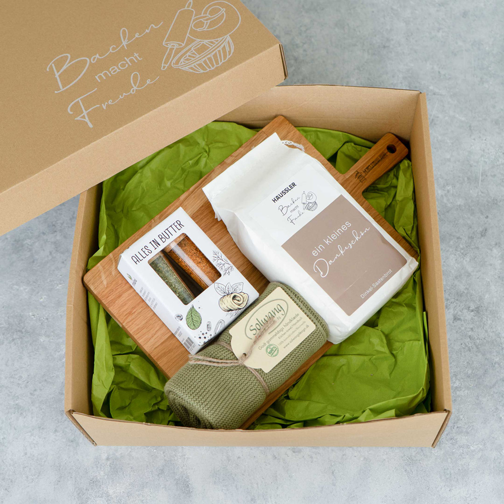 Geschenk-Set mit mehlmischung, Buttergewürz, Geshcirrtuch und Holzbrett. Liebevoll im Geschenkkarton verpackt 