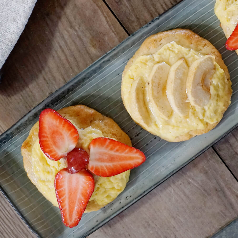 selbstgemachtes Hefegebäck, glutenfrei mit frischer Vanillecreme und Erdbeeren oder Äpfel dekoriert