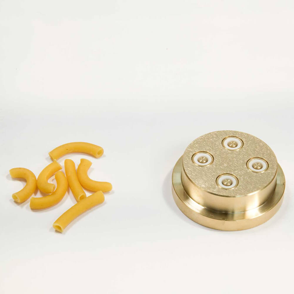 Nudelmatrize Nr. 30 für Makkaroni neben einigen Makkaroni-Nudeln vor einem weißen Hintergrund.