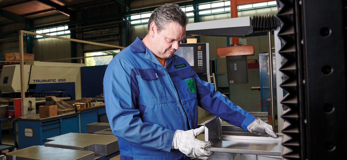 Ofenbau ist Handwerk Handwerker mit sichtbarem Werkstück