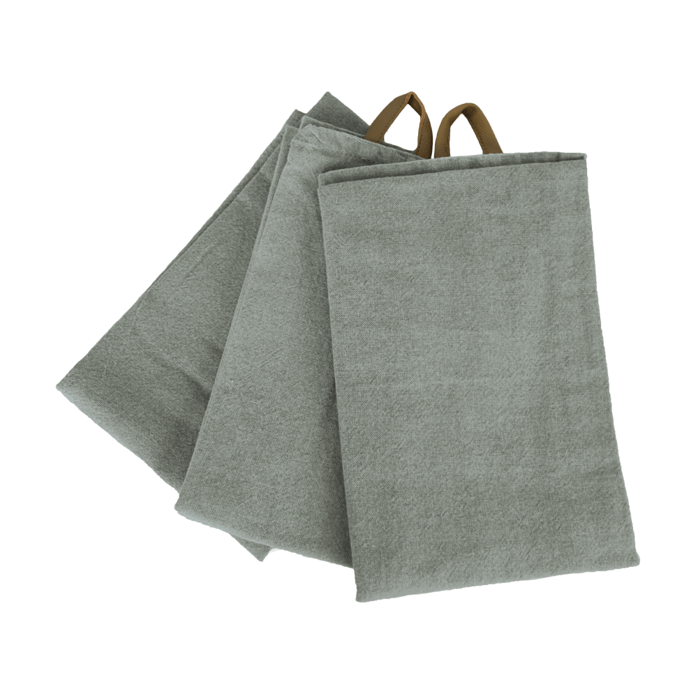 Geschirrtücher im 3er Set in der Farbe grau. Die Aufhänger der Geschirrtücher sind aus Leder. Ohne Hintergrund abgebildet.