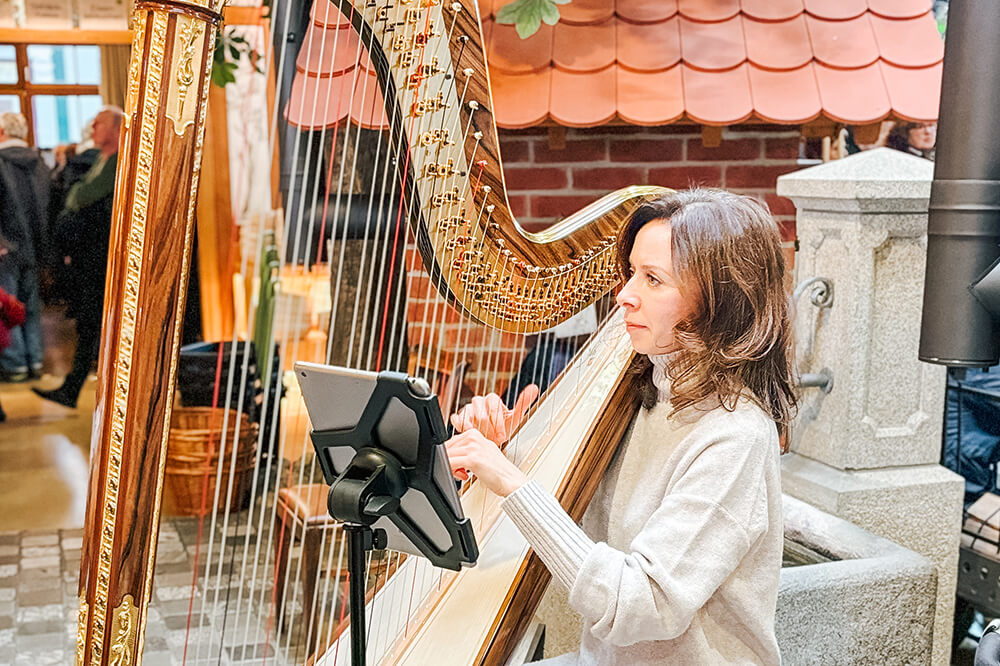 Eine spielt mit einer Harfen Weihnachtslieder