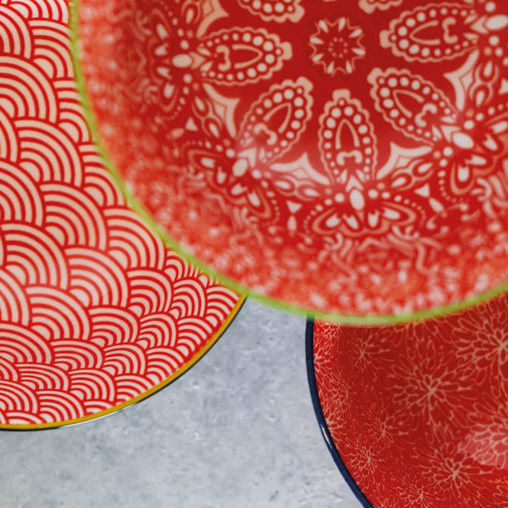 Rote Bolws aufeinander gestapelte 