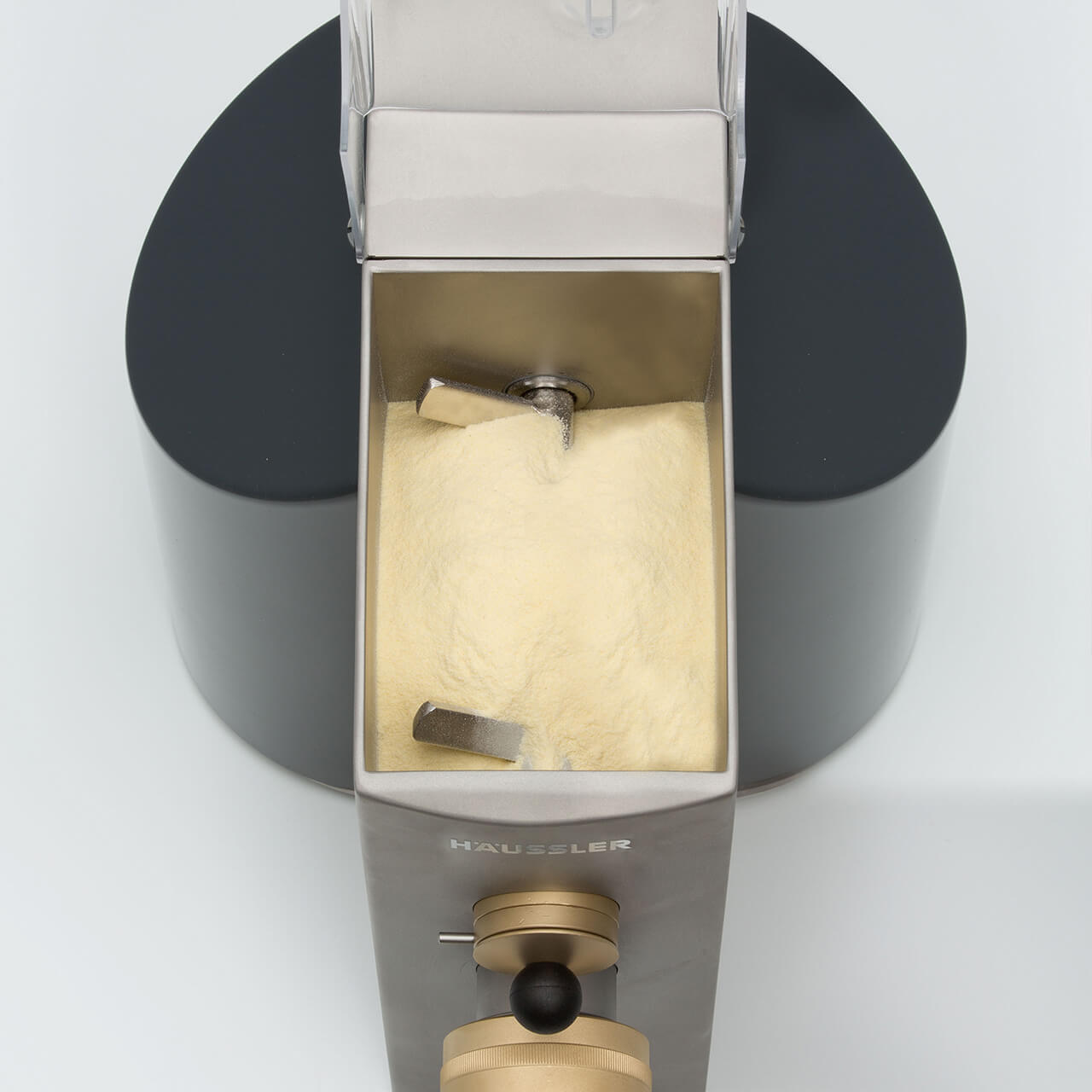 Nudelmaschine mit Griess Offene Nudelmaschine mit Griess