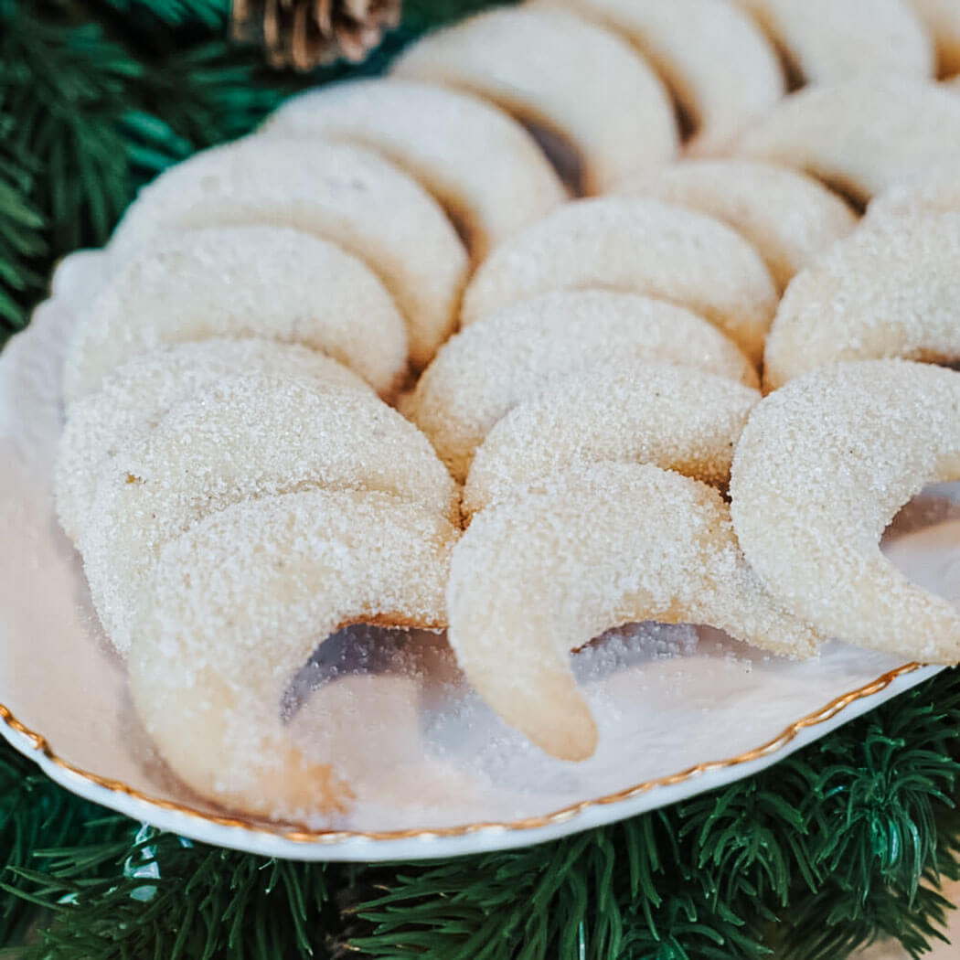 aromatische Vanillekipferl Vanillekipferl auf weißem Teller
