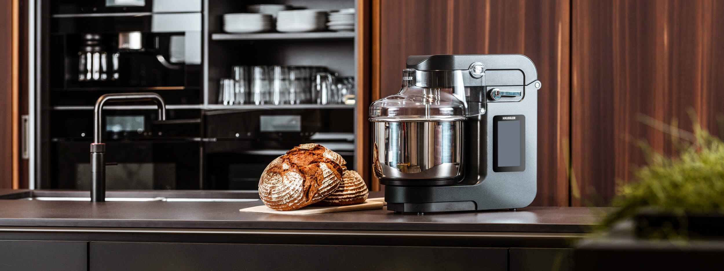 Anthrazit Nova auf einer Arbeitsfläche mit Brot