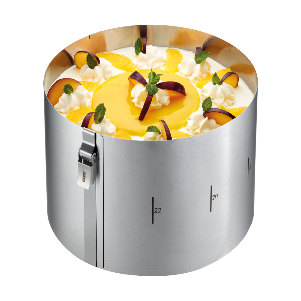 Tortenring mit 15cm Höhe, gefüllt mit einer Tortenmasse aus Sahne und Früchten