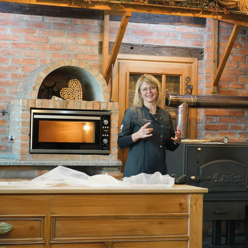 Bäckermeisterin beim Backen und erklären 