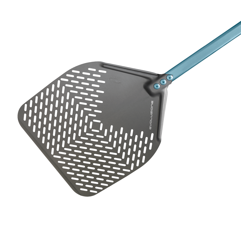 perforierter Pizzaschieber Pizzaschieber mit perforierter Oberfläche. Ein kurzer Stiel in blauer Farbe ist am Schieberblatt angebracht