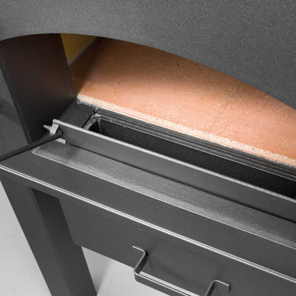 Holzbackofen von oben und innen mit geöffneter Ascheklappe