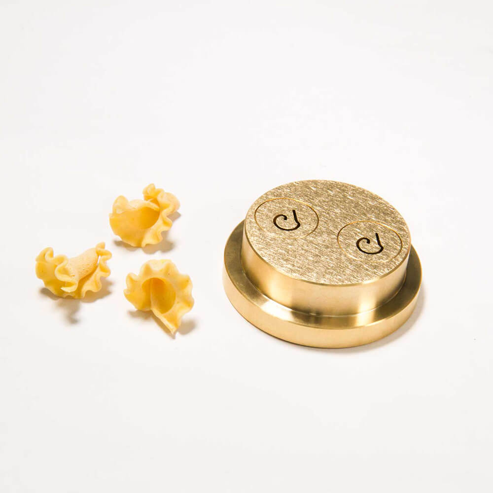 Nudelmatrize Nr. 252 für Tulpen-Nudeln neben drei Tulpen-Nudeln vor einem weißen Hintergrund.