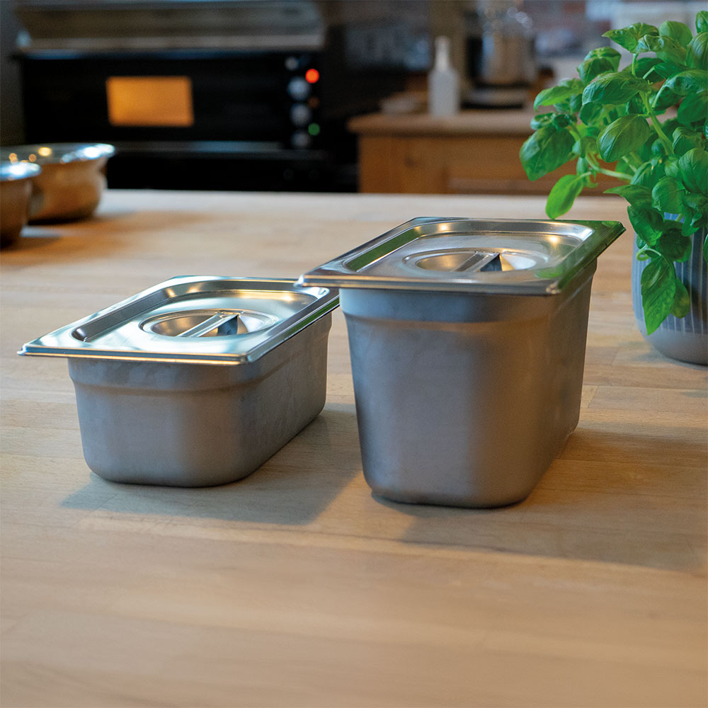 Robust und langlebige Edelstahlbehälter Zwei Edelstahlbehälter auf der Arbeitsfläche