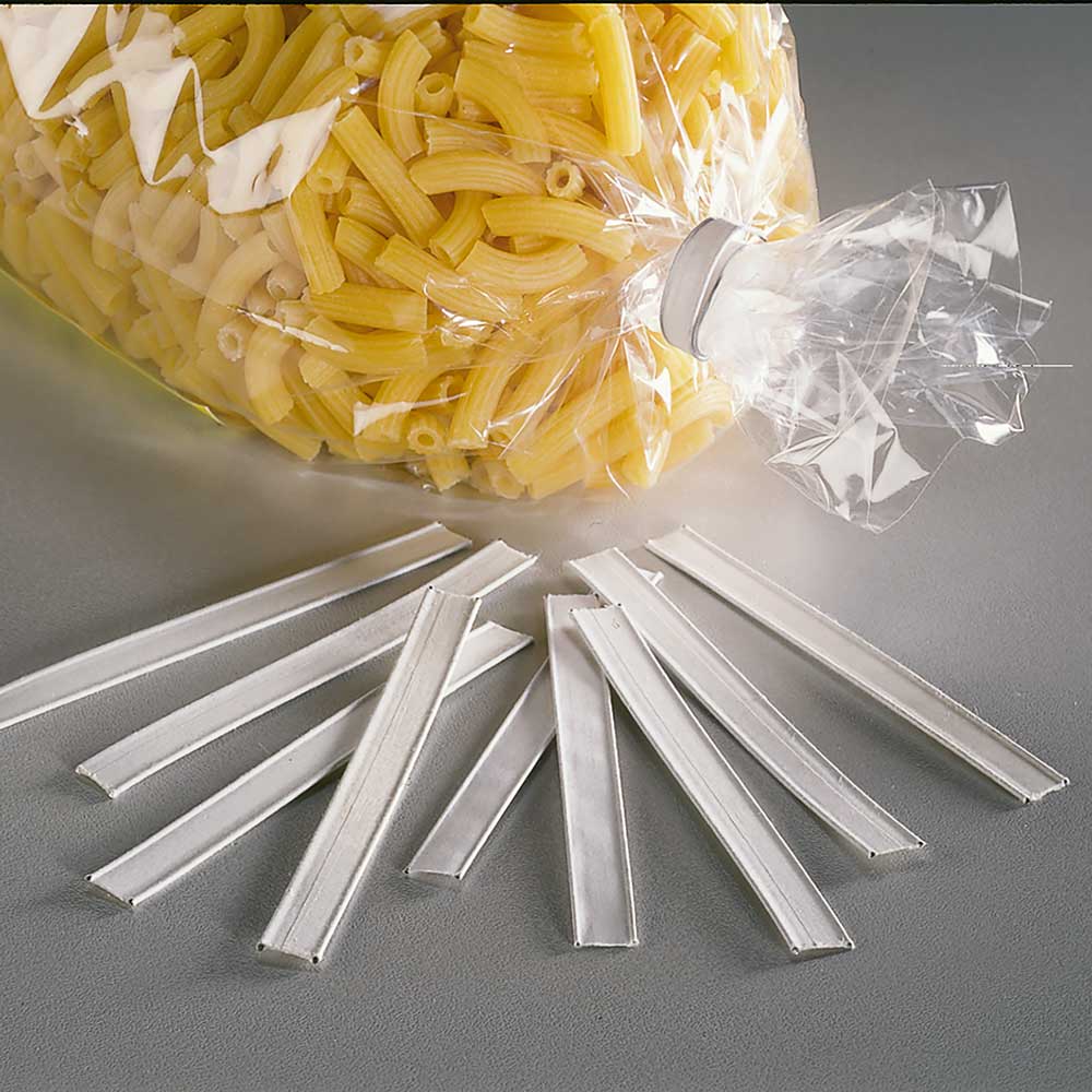 Verpackungsclips an einer gefüllten Nudelverpackung