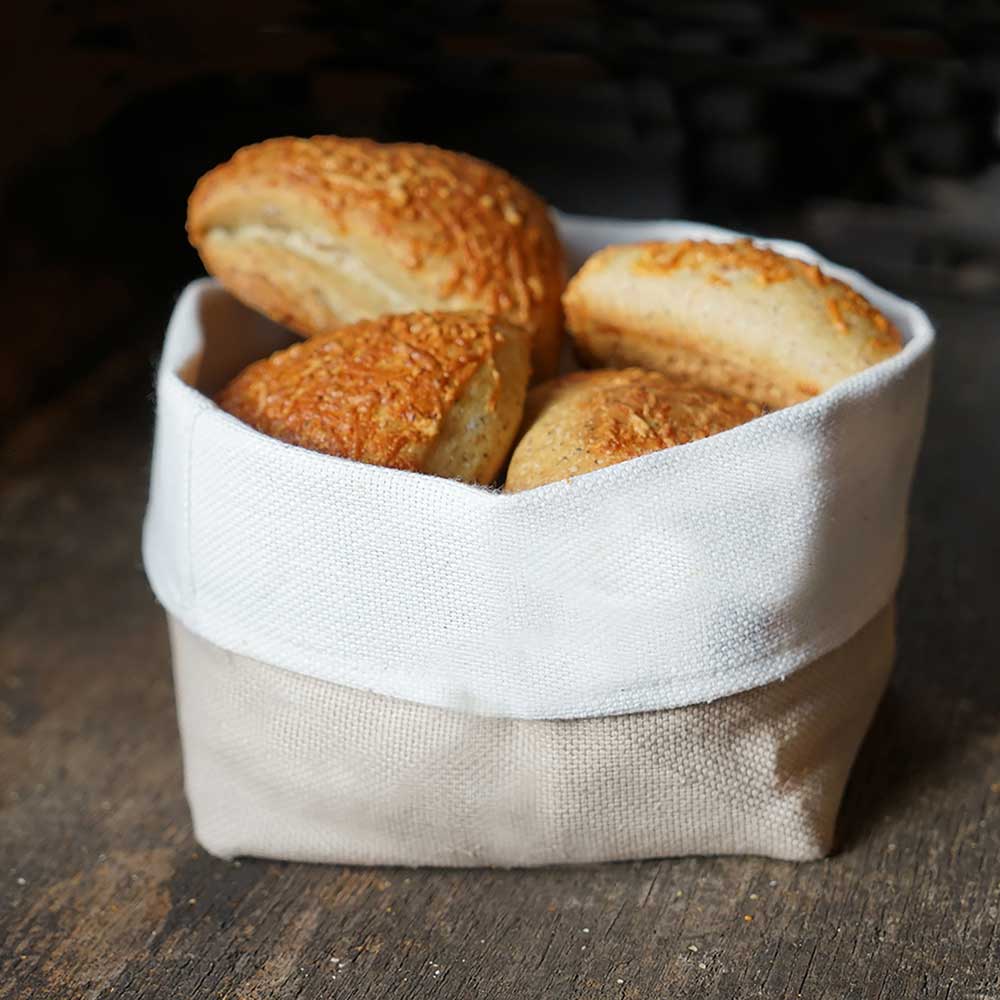 Brotkörbchen aus Baumwolle in Beige gefüllt mit frischen Brötchen