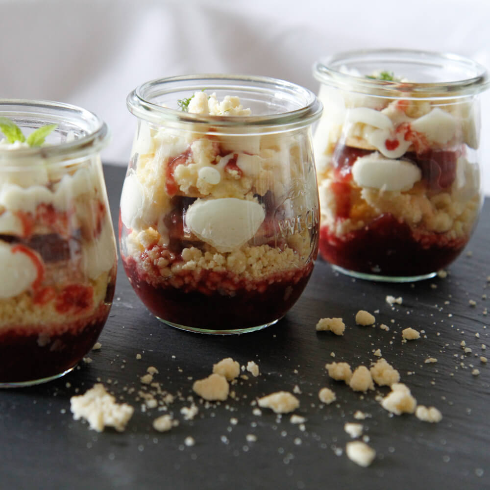 Rezept für Zwetschgenröster mit Vanillecrumble Zwetschgenröster in einem kleine Weckglas geschichtet mit Vanillecrumbl. Serviert auf einer Schieferplatte