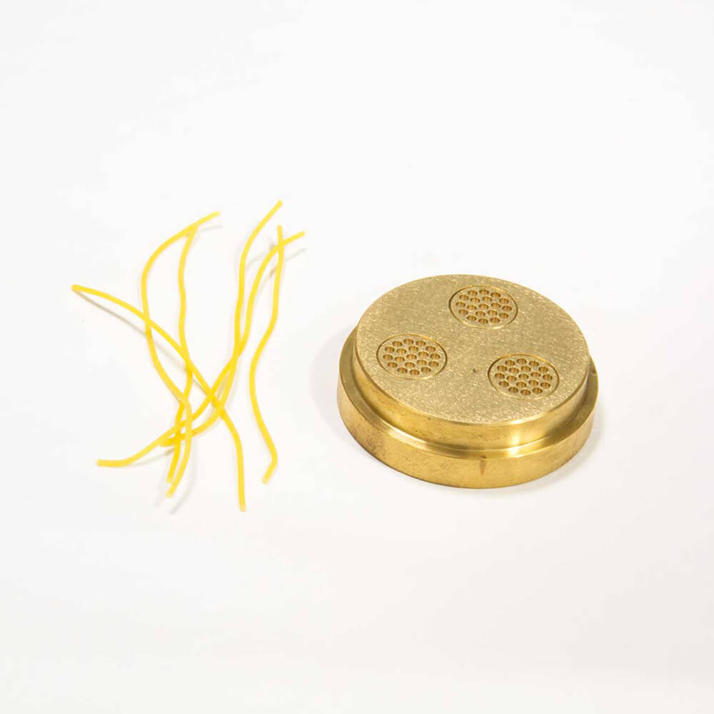 Nudelmatrize in Profiqualität und daneben liegen Suppennudeln