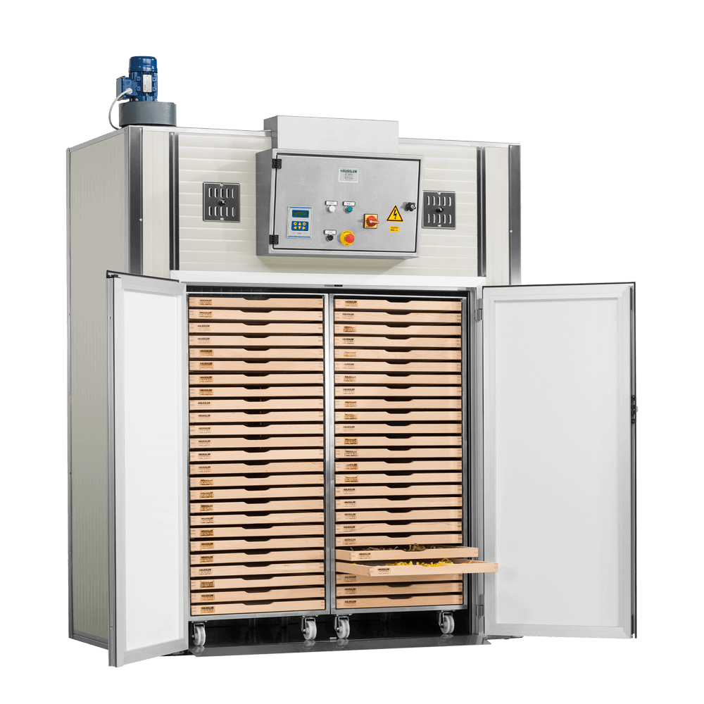 Trockenschrank T150 - T300 Trockenschrank für Nudeln mit zwei eingeschobenen Wägen rechts und links, mit geöffneten Türen, ohne Hintergrund.