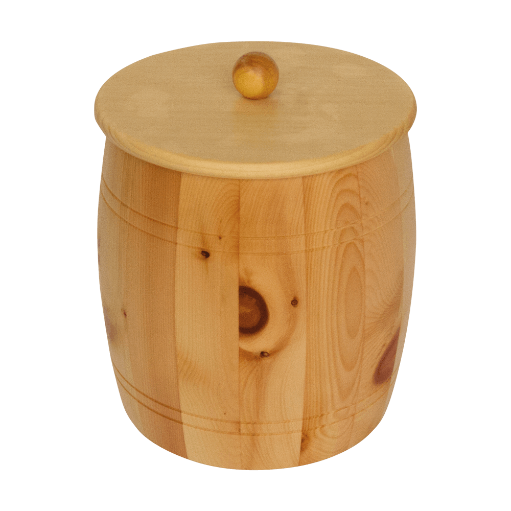 Besonders schönes Getreidefass, innen naturbelassen und außen mit Zirbenlack behandelt. Getreidefass mit Holzdeckel, ohne Hintergrund.