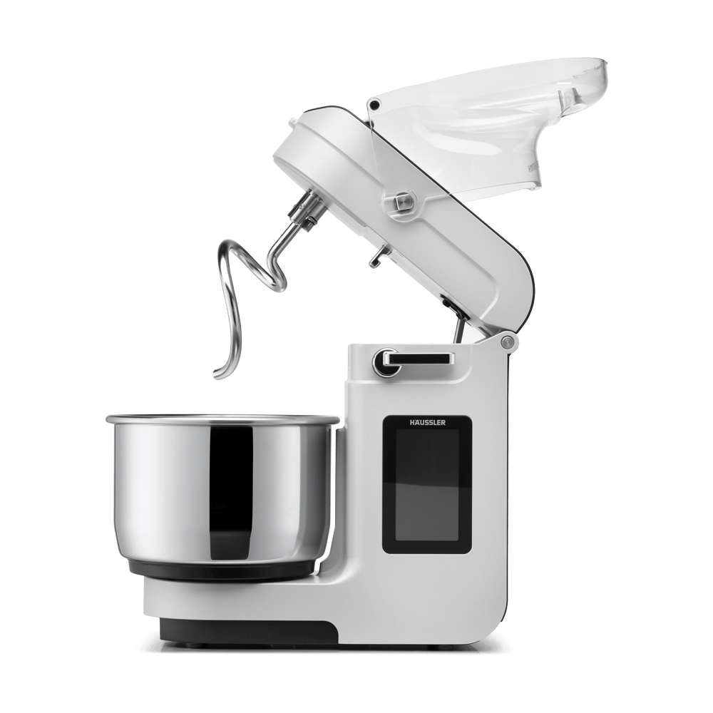 Nova Teigknetmaschine Nova Teigknetmaschine mit geöffnetem Deckel und eigespanntem Knethaken mit Digitaldisplay in frontaler Ansicht in der Farbe Weiß ohne Hintergrund.