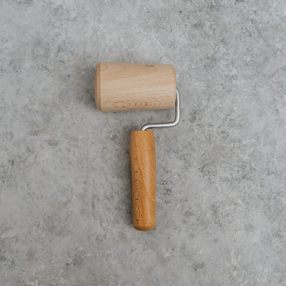 Backblechrolle aus holz liegt auf der Arbeitsfläche