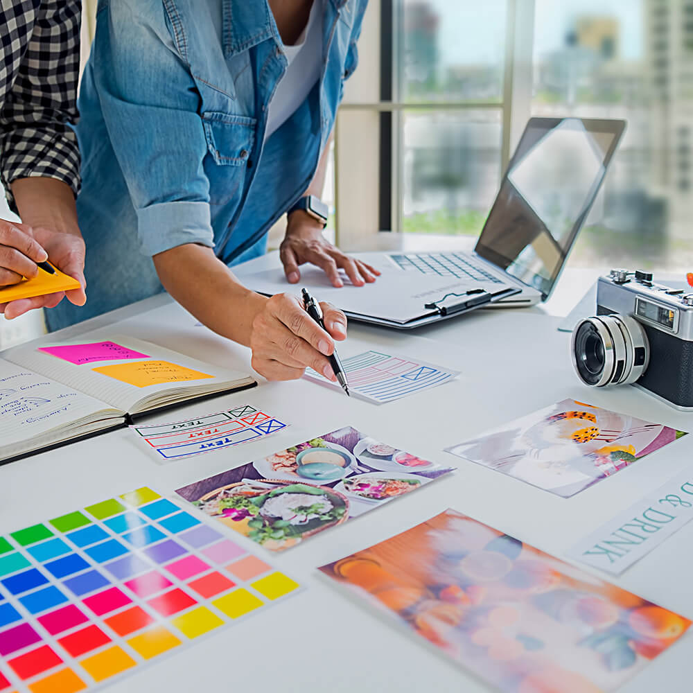 Arbeitstisch mit Laptop, Unterlagen, Fotoapperat
