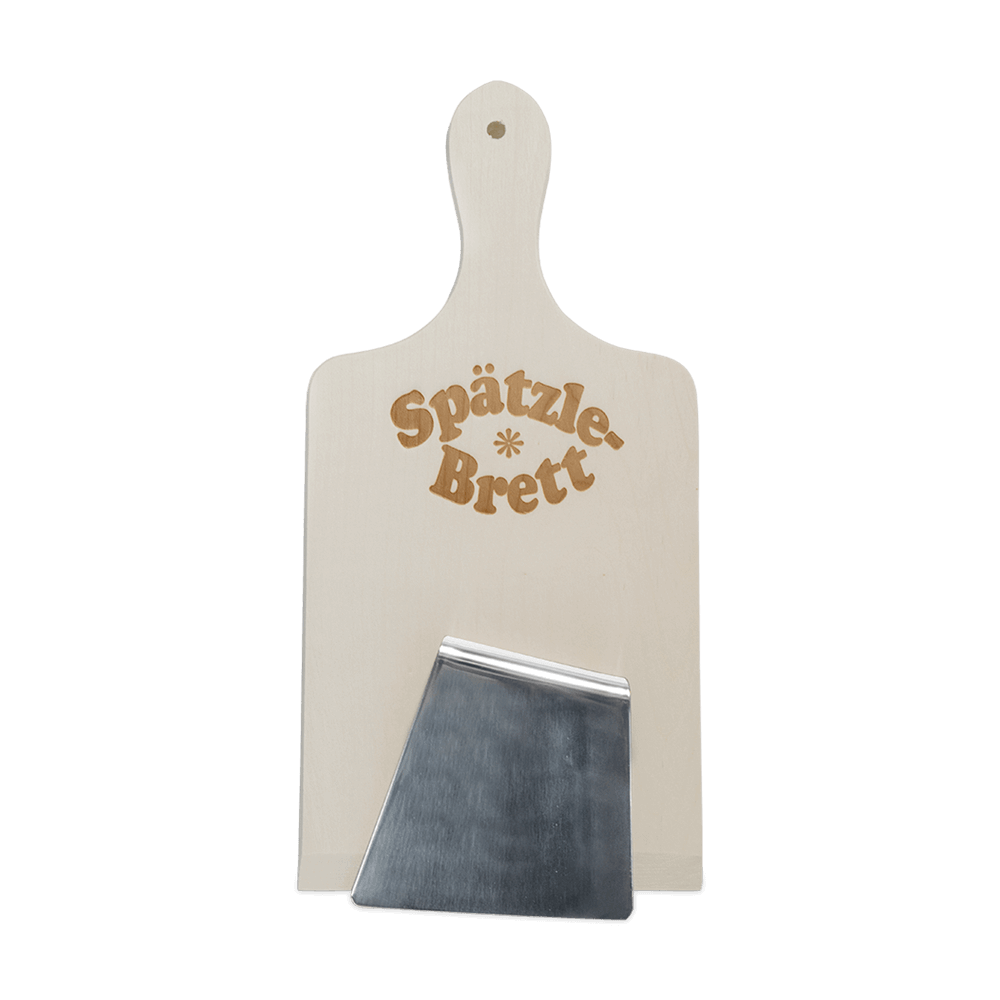 Spätzlebrett und Spätzlesschaber Spätzlebrett aus Holz mit der Aufschrift 'Spätzle-Brett' und einem Spätzleschaber aus Metall, ideal zur traditionellen Zubereitung von Spätzle.