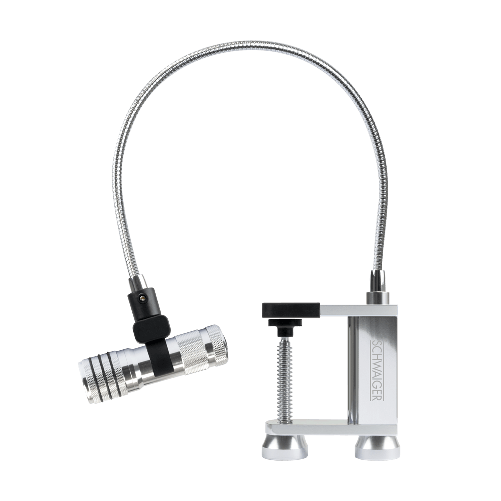 Grill-Leuchte Grillleuchte inklusive Klemmhalterung und Taschenlampe ohne Hintergrund in seitlicher Darstellung.