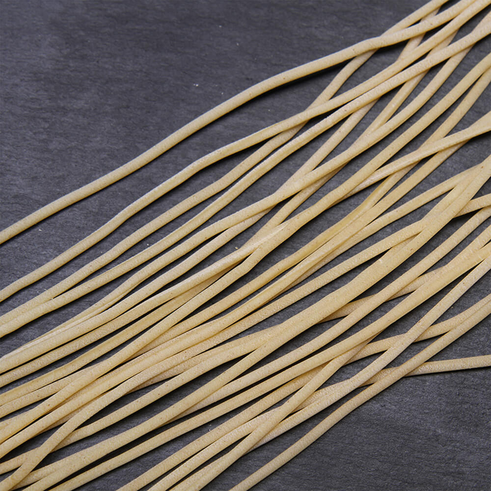 Dinkelgrieß-Nudeln mit besonders feine Qualität Spaghetti auf einer schwarzen Arbeitsfläche