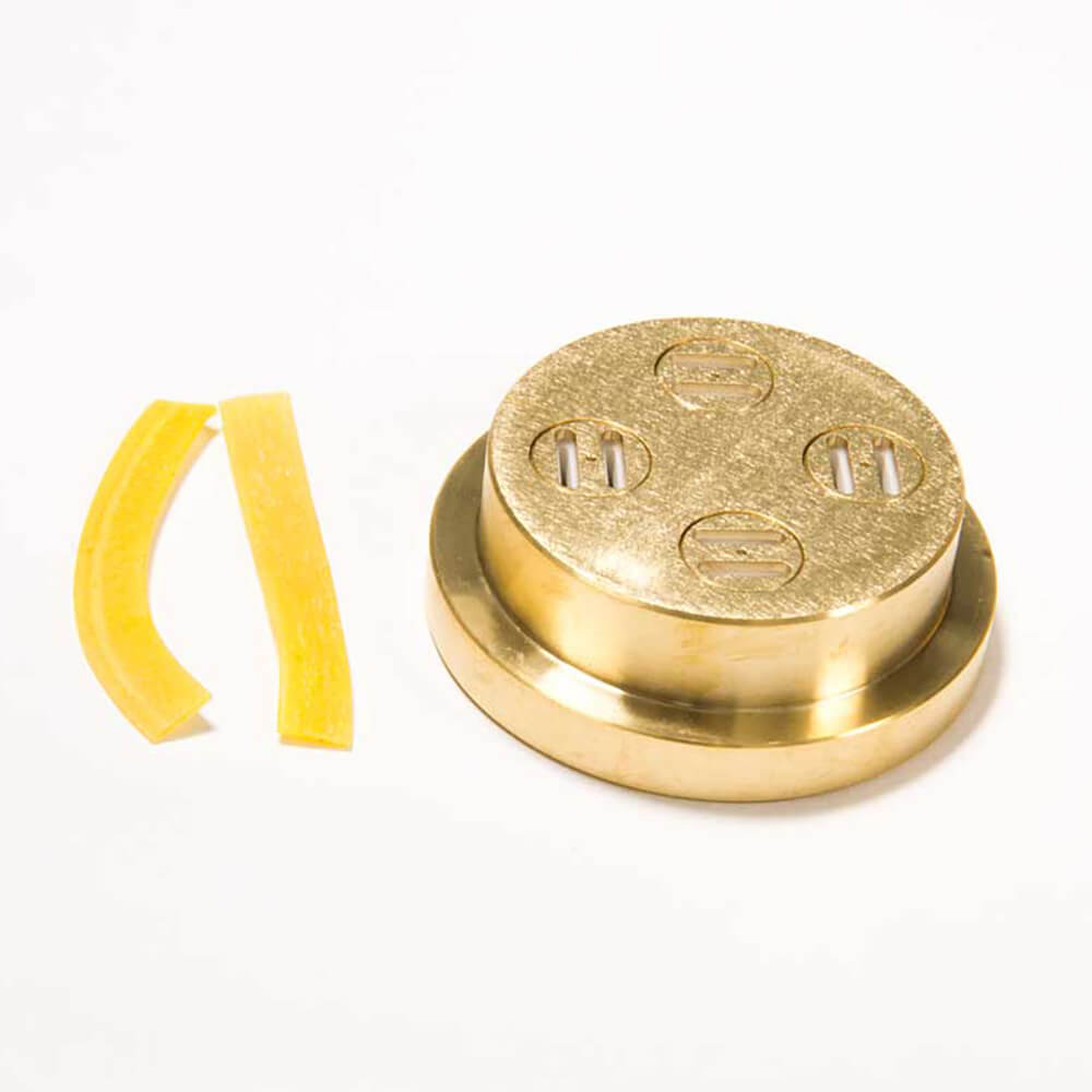 Matrize Nr. 20a - Tagliatelle / Bandnudeln Nudelmatrize Nr. 20a für Bandnudeln neben zwei Bandnudeln vor einem weißen Hintergrund.