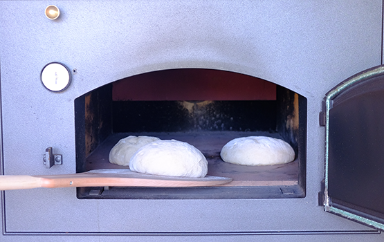 Brote im Holzbackofen Brotteiglinge im Holzbackofen