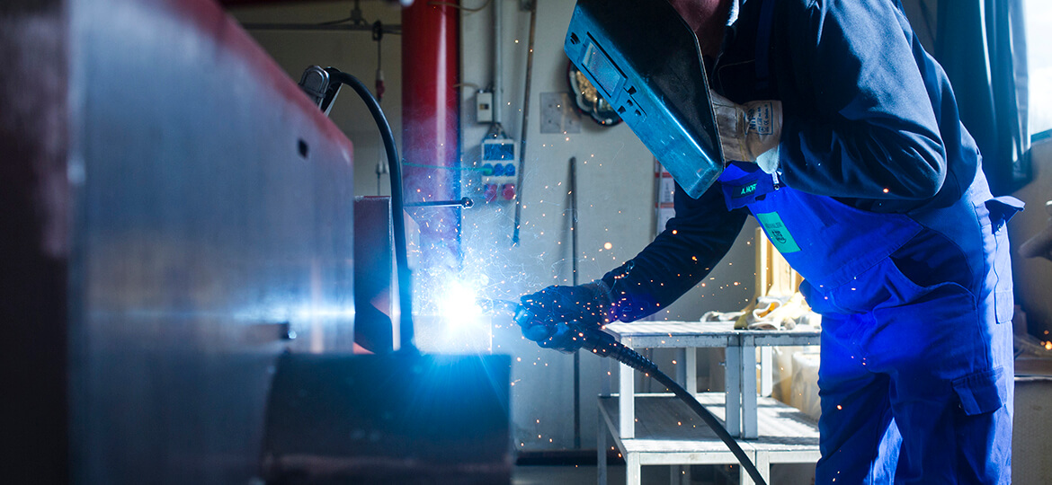 Schweißvorgang mit sichtbarer Schweißnaht und Funkenflug