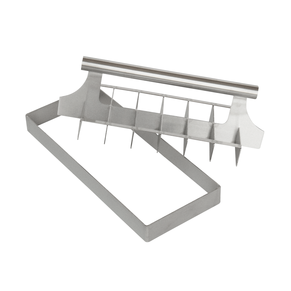 Eckiger Teigteiler, das Abstech-Werkzeug ist herausgenommen, ohne Hintergrund.