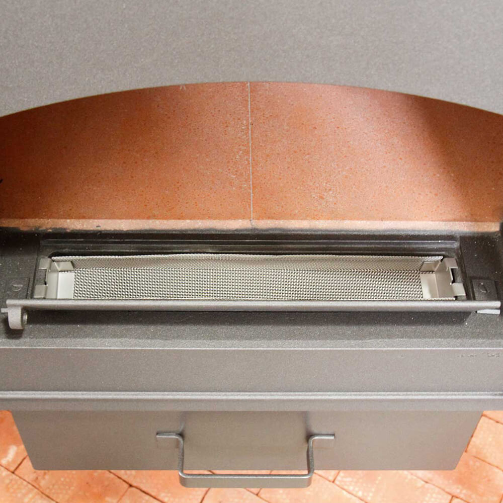 Smoker-Einsatz im Holzbackofen eingesetzt