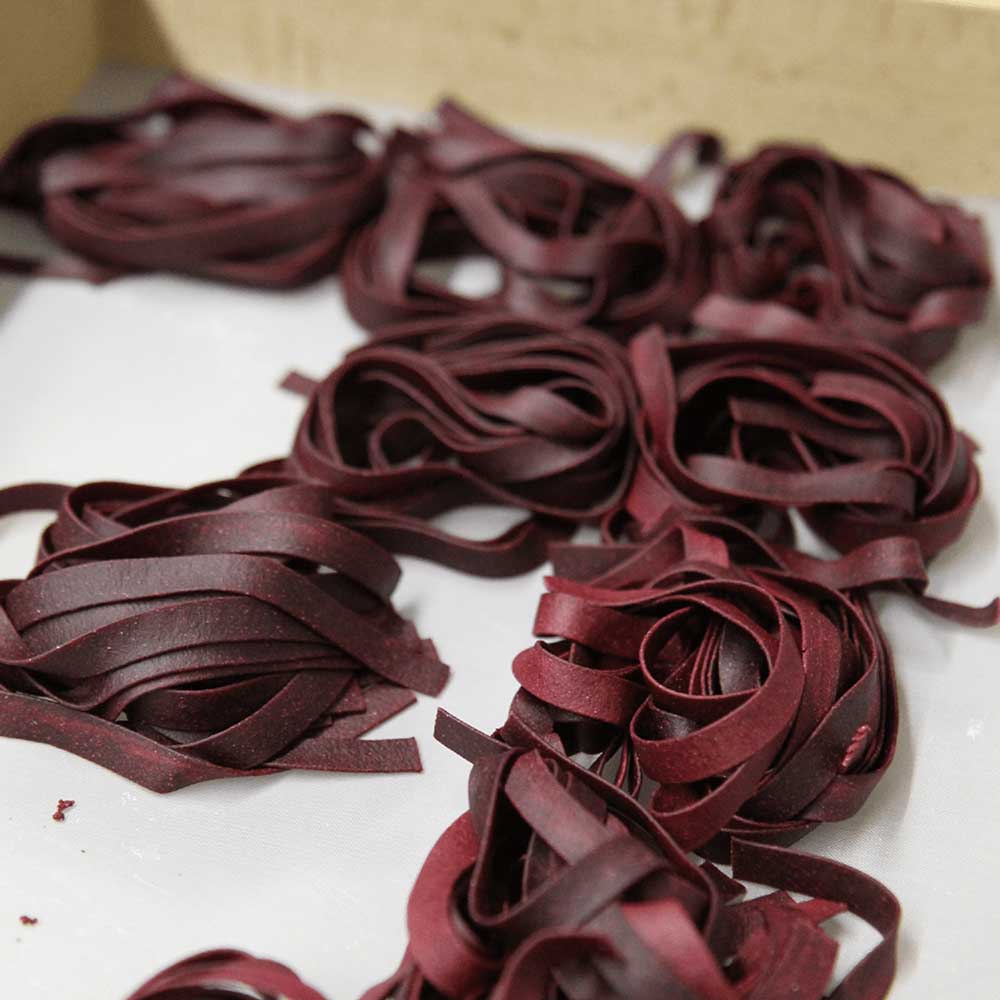 Rote Nudeln (mit rote Beete Pulver) eingefärbt